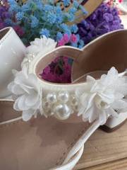 buty komunijne z kwiatkami