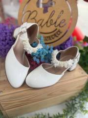 buty komunijne z kwiatkami